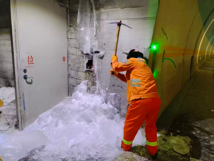 春运路上的“破冰人”张家口分中心延崇养护队深夜坚守，只为隧道安全畅通